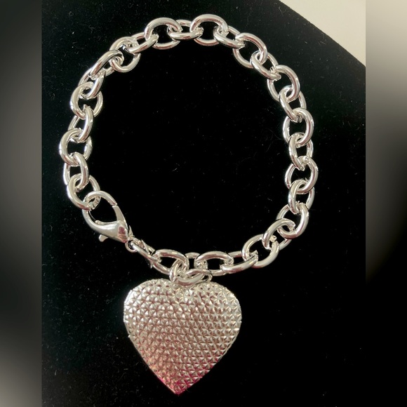 🌟Silver Chunky Heart Pendant Bracelet - Picture 2 of 4